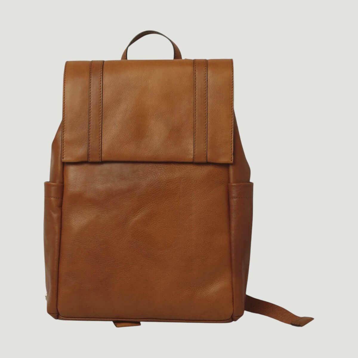 Zaino in pelle con patta frontale e tracolla regolabile, colore marrone