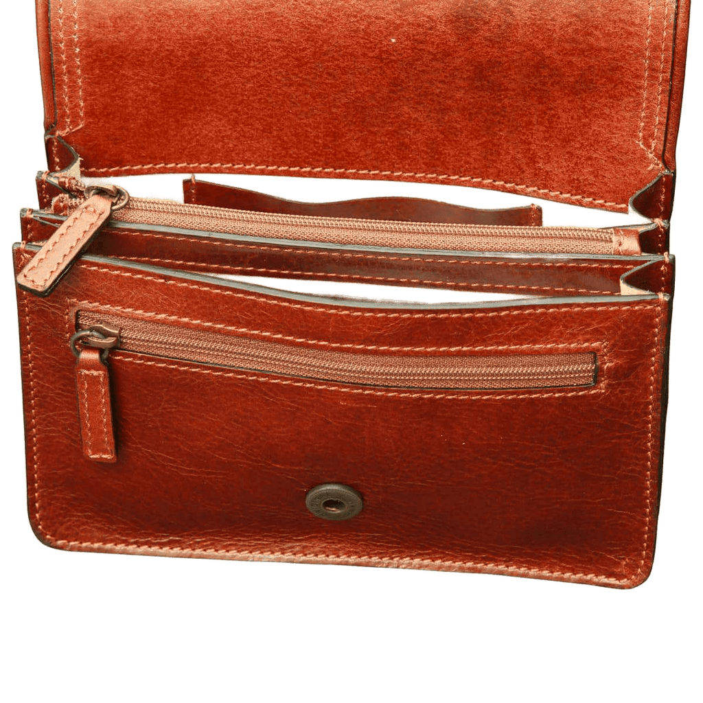 Pochette in pelle marrone con tasca frontale e cerniere multiple, chiusura a bottone