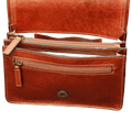 Pochette in pelle marrone con tasca frontale e cerniere multiple, chiusura a bottone