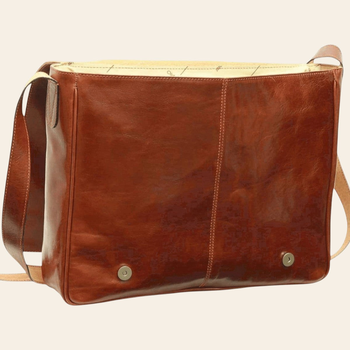 Borsa messenger uomo in pelle marrone con chiusura a bottoni e tracolla lunga