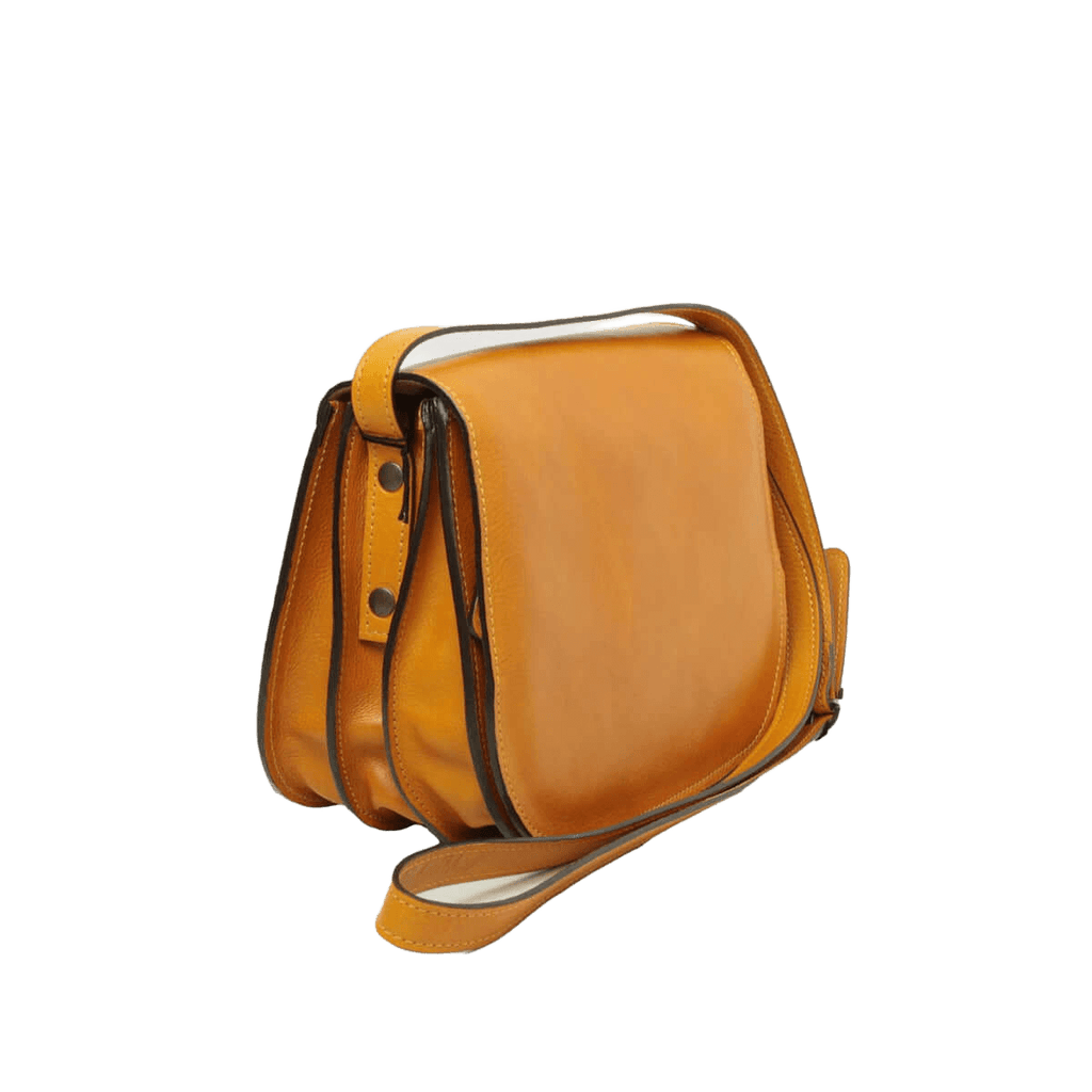 Borsa a tracolla ocra in pelle con fibbie in metallo e tracolla regolabile