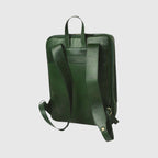 Zaino in pelle verde con schienale sagomato, zip frontale, tracolle regolabili e fibbie.