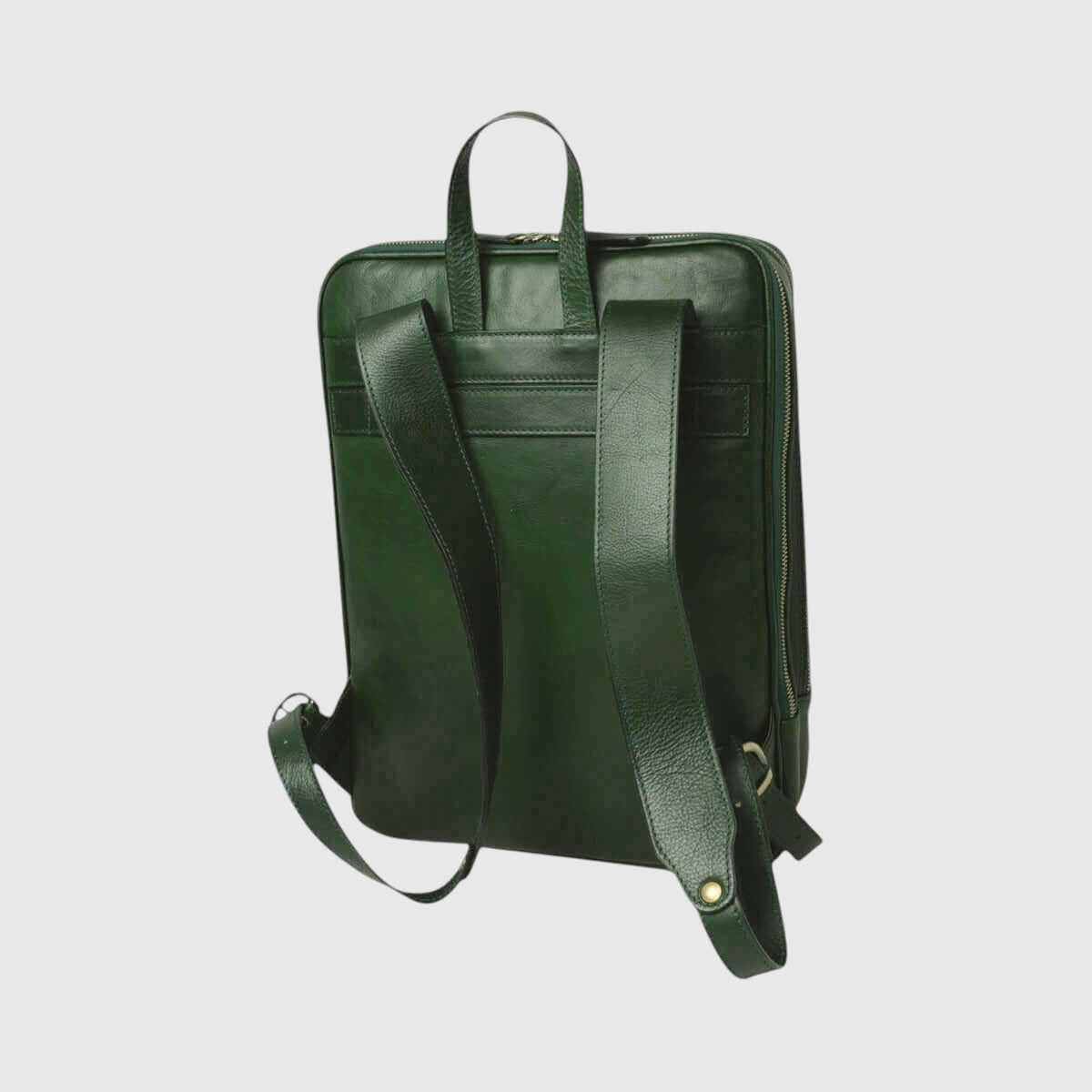 Zaino in pelle verde con schienale sagomato, zip frontale, tracolle regolabili e fibbie.