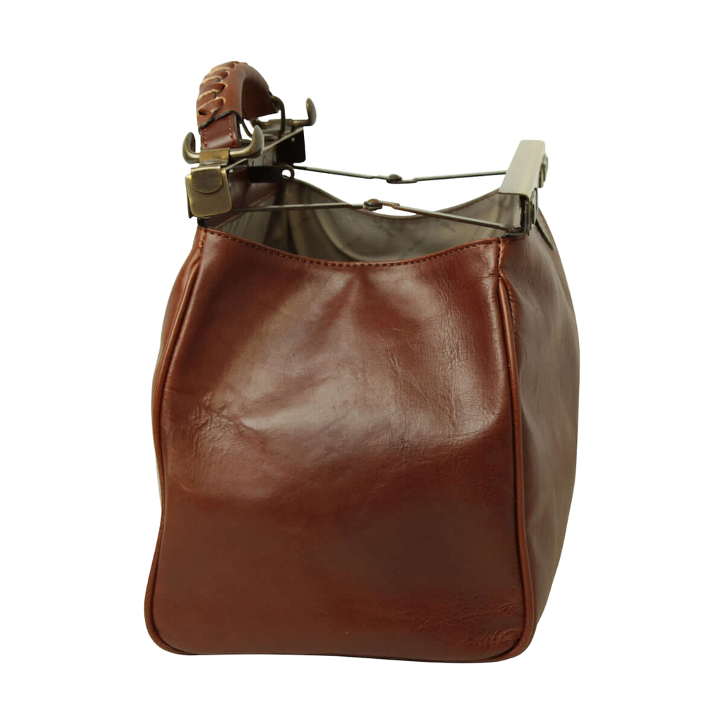 Borsa in pelle marrone aperta, cerniera in alto e fodera interna
