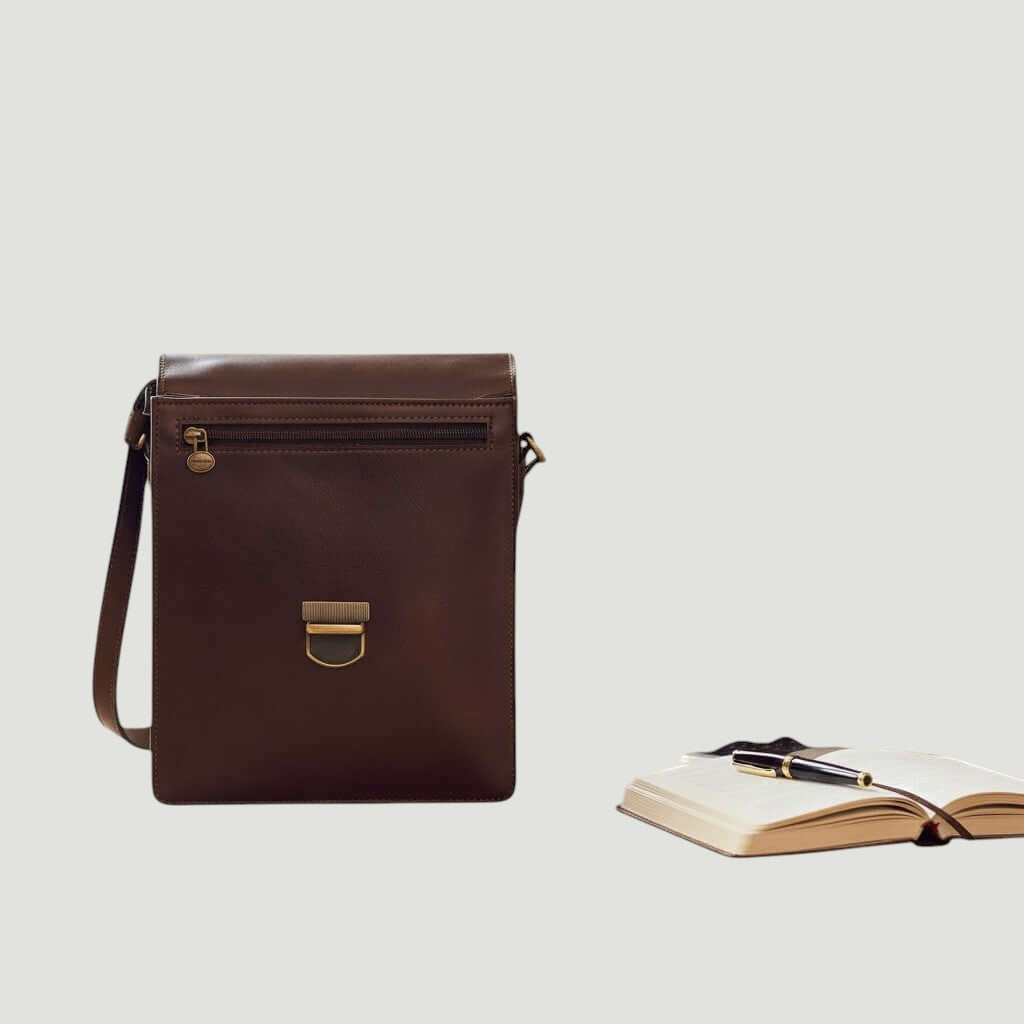 Borsa a tracolla in pelle marrone scuro con patta e chiusura fibbia dorata