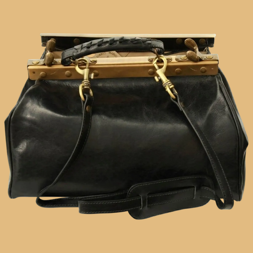 Borsa in pelle nera con apertura superiore e borchie color ottone