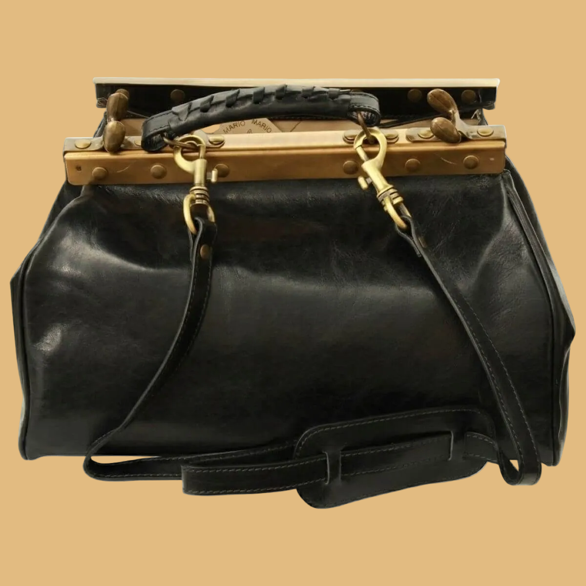 Borsa in pelle nera con apertura superiore e borchie color ottone