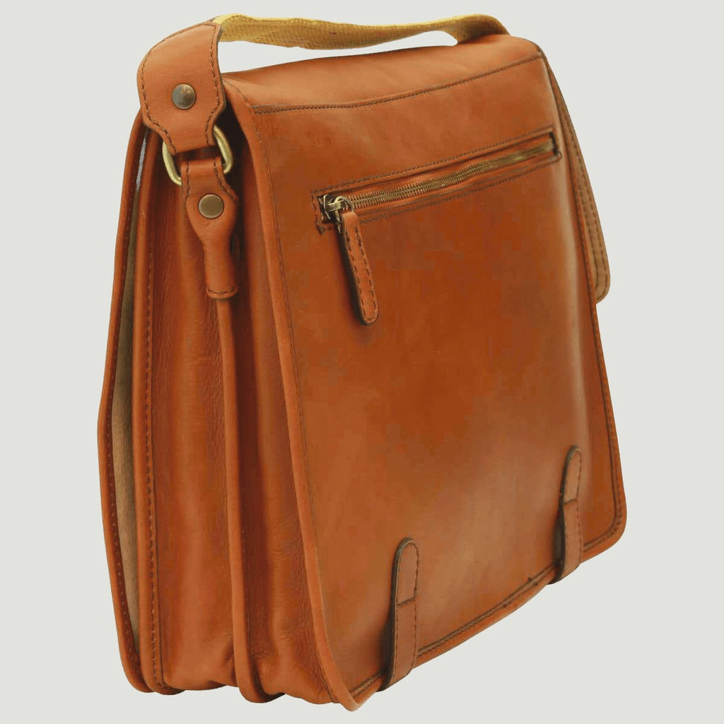 Borsa messenger cuoio in vitello nappato con fibbie laterali e tasca posteriore