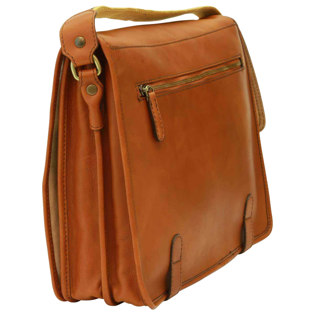 Borsa messenger in vitello nappato cuoio con patta, fibbie e zip frontale