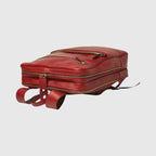 Zaino rosso in pelle di vitello con zip laterale e tracolla regolabile