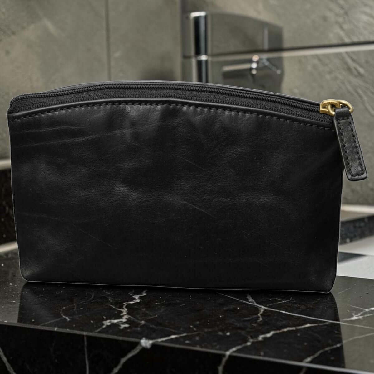 Astuccio porta cosmetici in pelle vacchetta nera con zip e tirante dorato