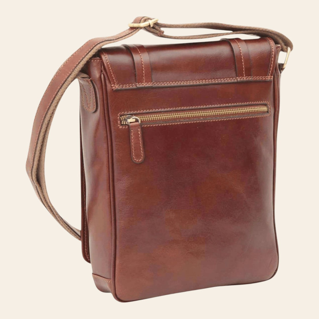 Borsa messenger marrone con zip frontale e tasca superiore, tracolla