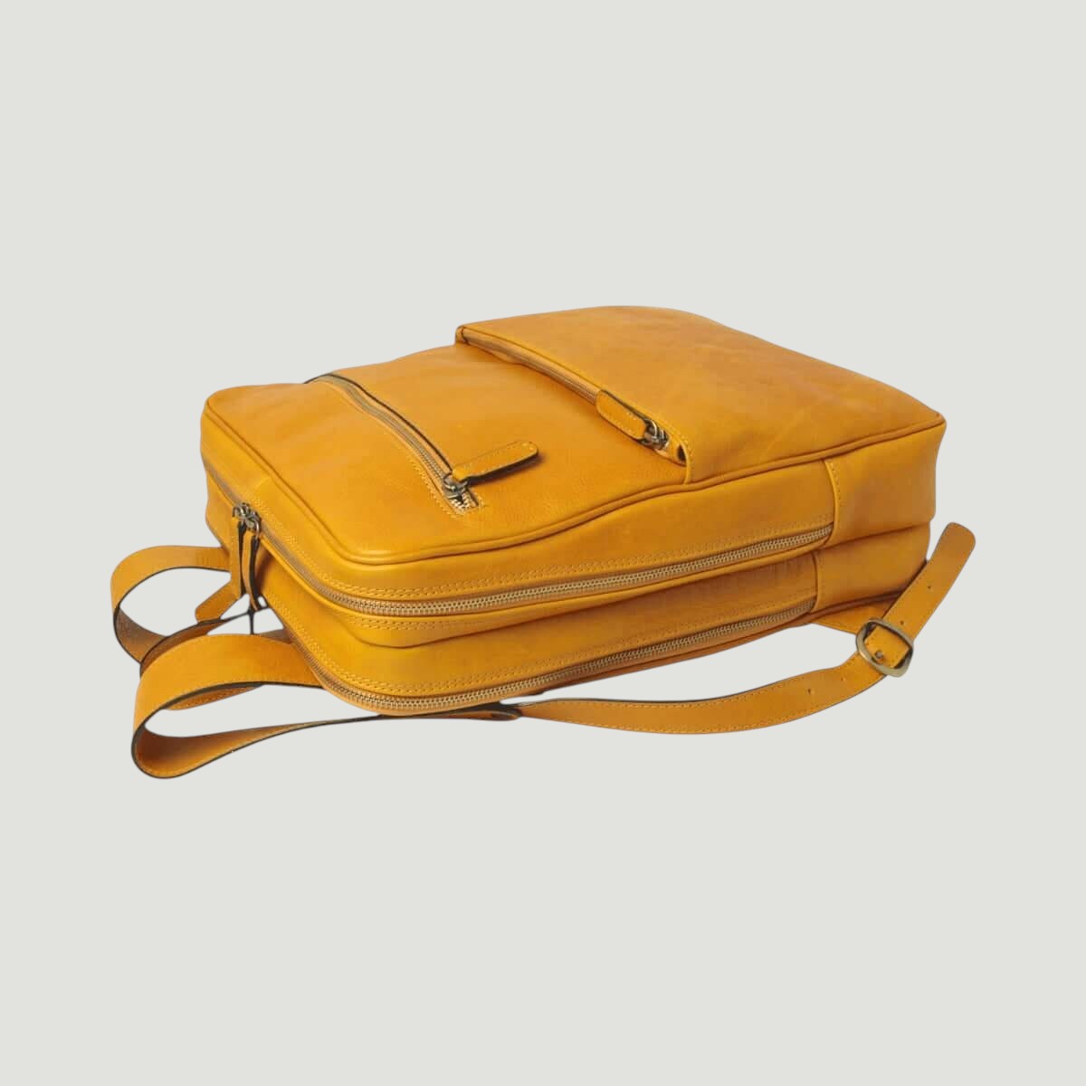Zaino in pelle giallo ocra con cerniera superiore e tracolla a spalla