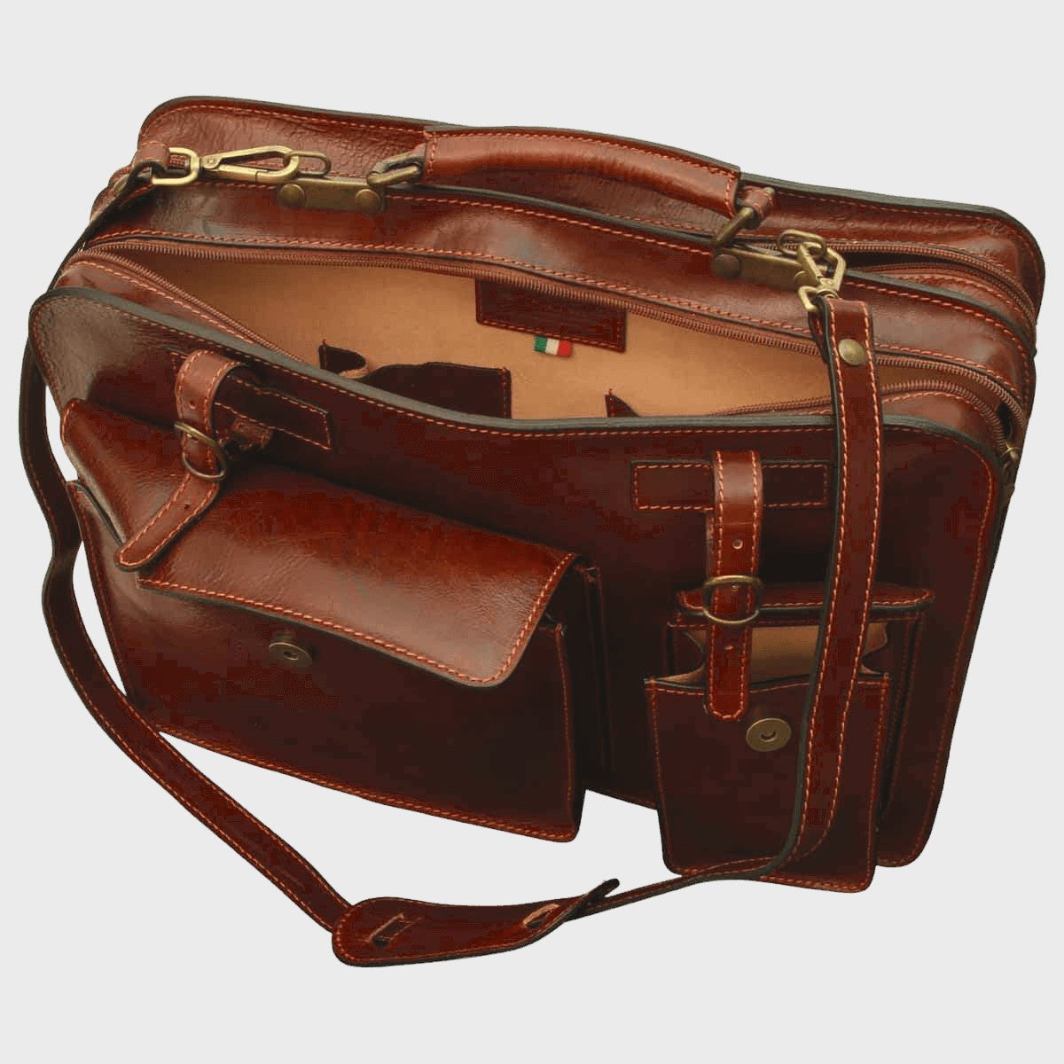 Cartella in pelle marrone vista laterale, tasche con fibbie e tracolla in cuoio