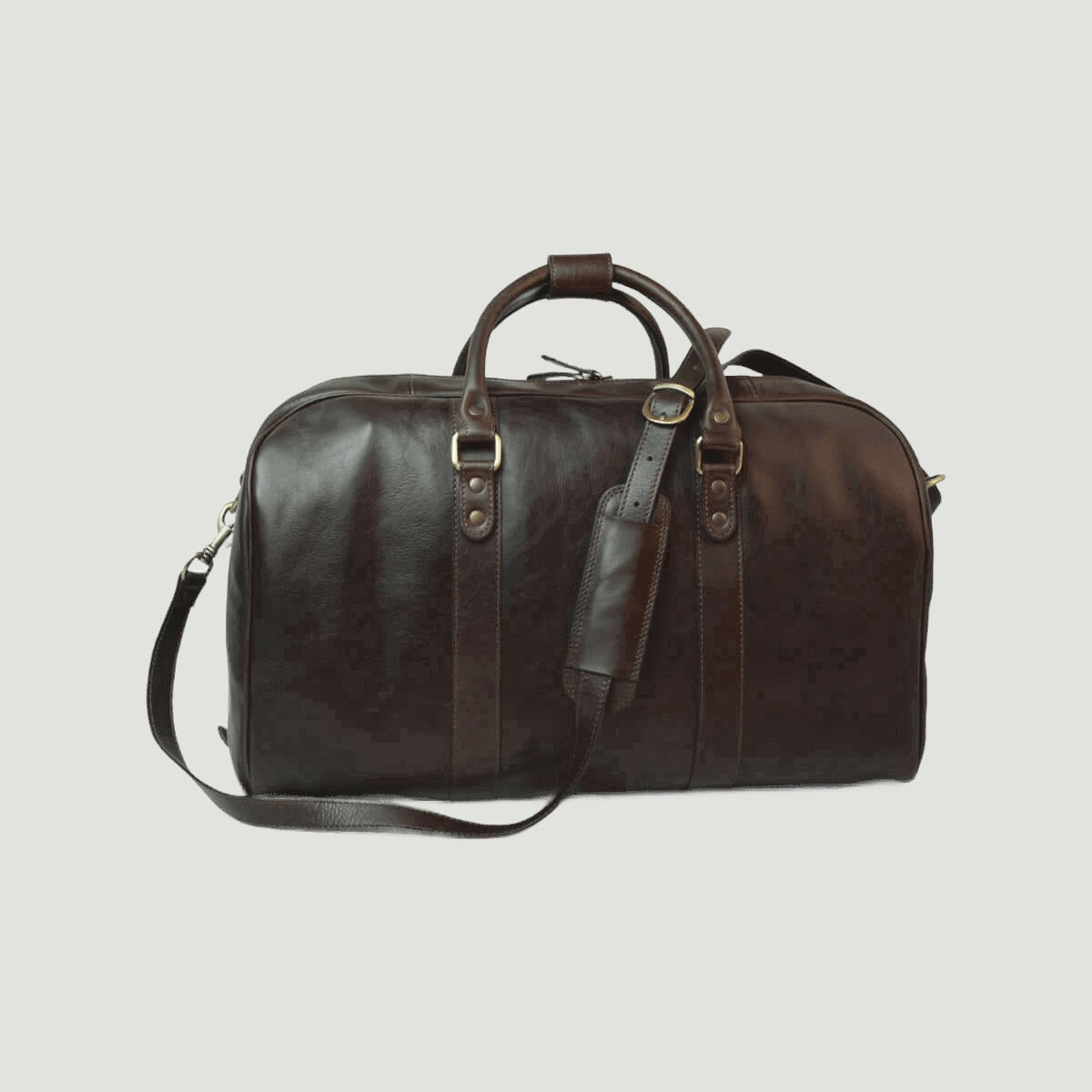 Borsone da viaggio in pelle marrone scuro con manici e tracolla, zip.