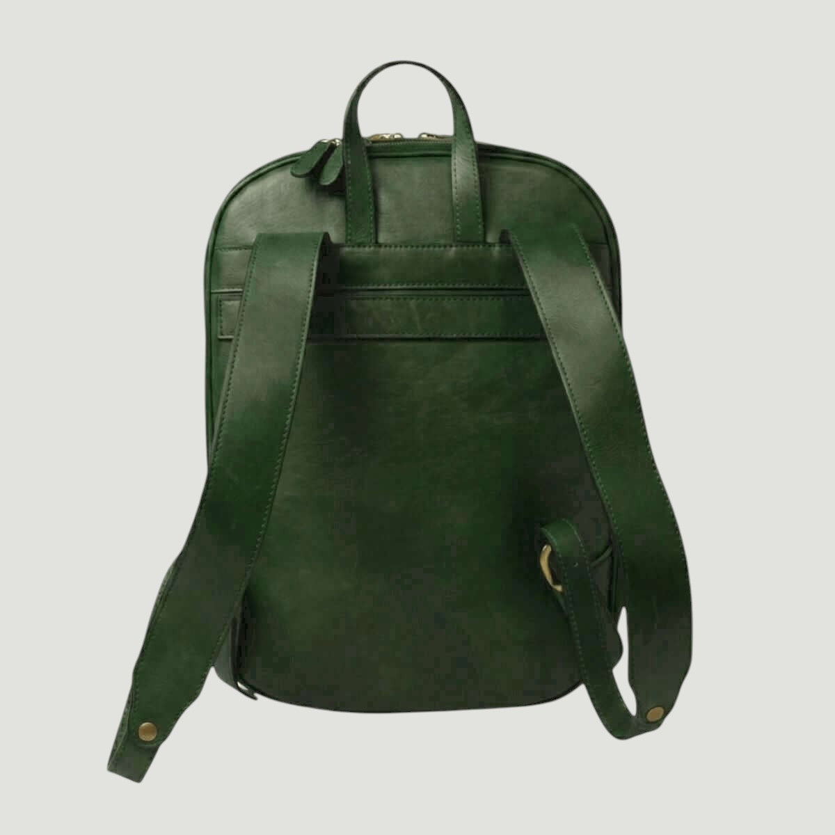 Zaino verde in pelle con spallacci regolabili e tasca con zip frontale.