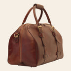 Borsone da viaggio in pelle marrone con doppie fibbie e tasche frontali.