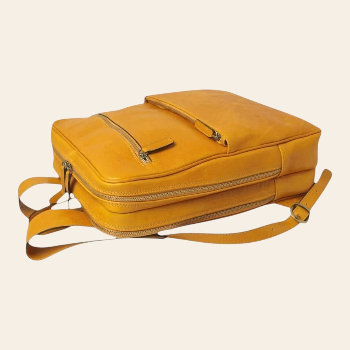Zaino in pelle di vitello giallo ocra con patta superiore e chiusura a bottone