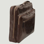 Borsa messenger in pelle scura con tasca laterale con zip, maniglia superiore e tracolla.