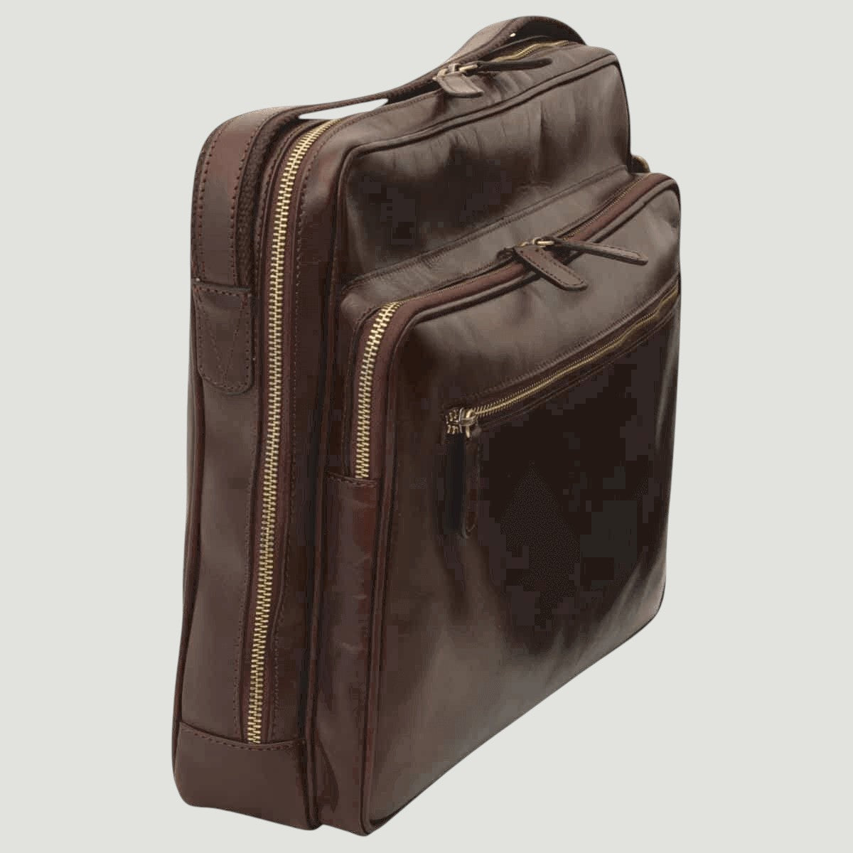 Borsa messenger in pelle scura con tasca laterale con zip, maniglia superiore e tracolla.