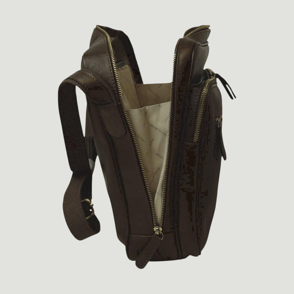 Borsa messenger in pelle scura con cerniere aperte e fodera visibile, tracolla.