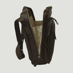 Borsa messenger in pelle scura con cerniere aperte e fodera visibile, tracolla.