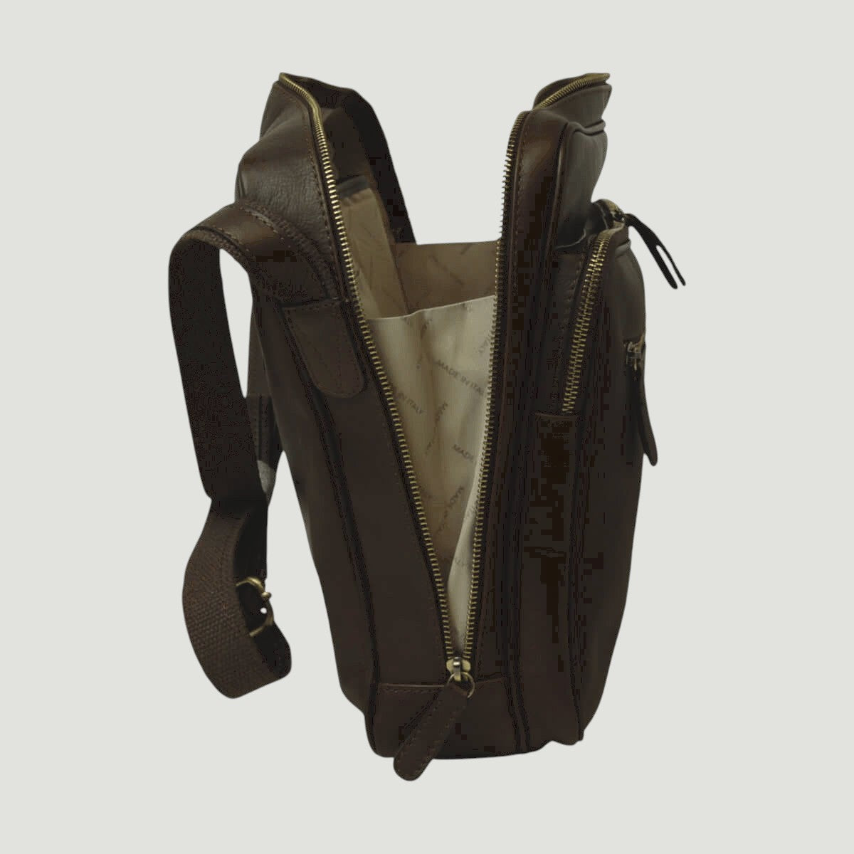 Borsa messenger in pelle scura con cerniere aperte e fodera visibile, tracolla.