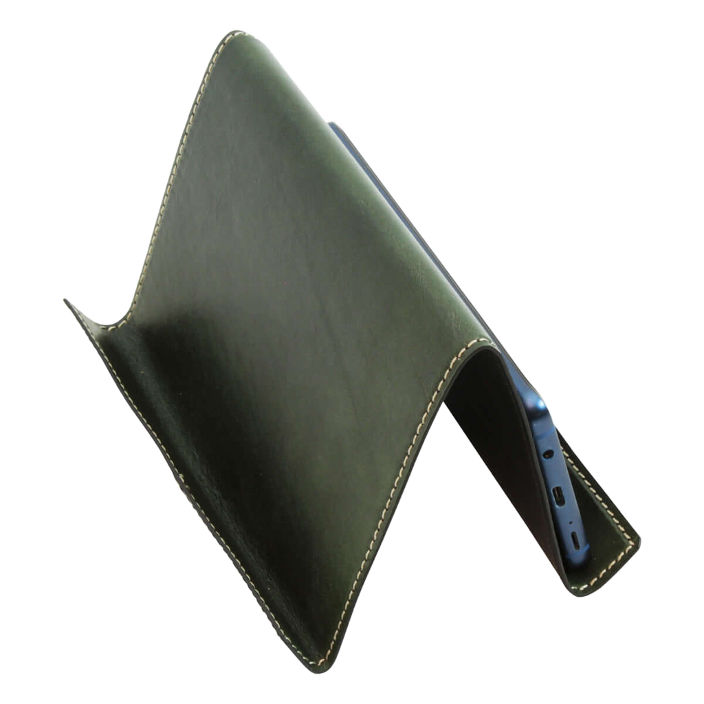 Supporto in pelle verde per iPad e iPhone, supporto aperto con telefono visibile