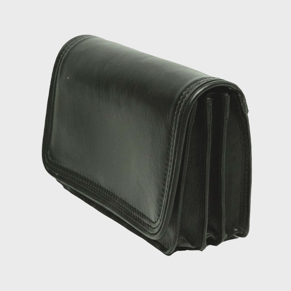 Pochette in pelle nera con chiusura a patta e bordo arrotondato
