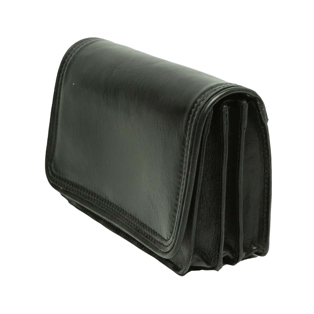 Pochette in pelle nera con patta e doppia apertura a zip sul lato.