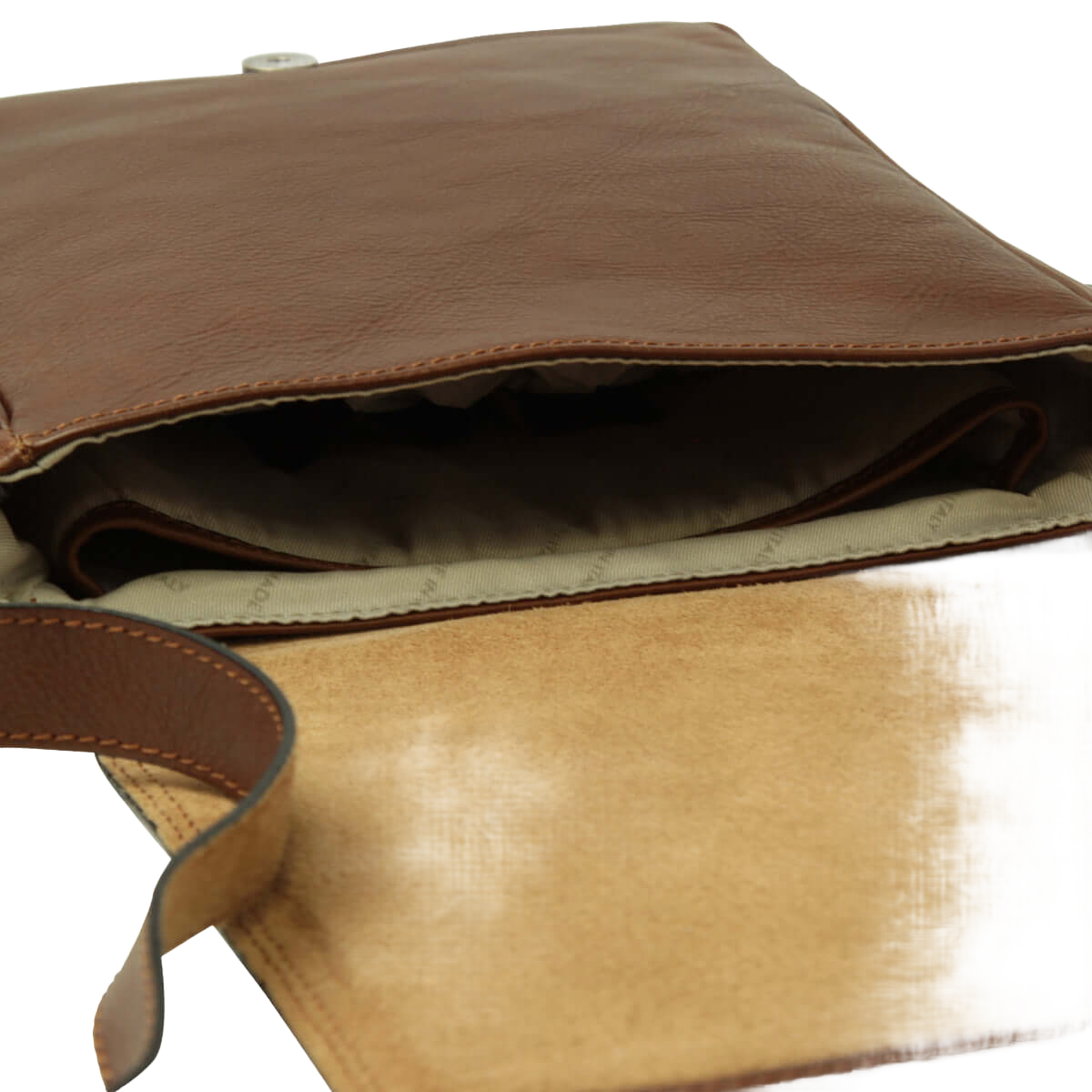 Borsa in pelle marrone con interno beige e bordo cucito, vista dall’apertura.