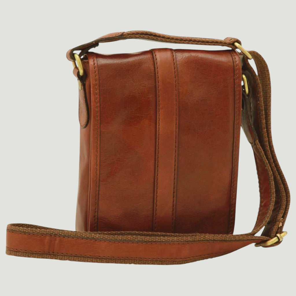 Borsa a tracolla Old Angler in pelle marrone, tracolla e patta frontale