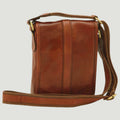 Borsa a tracolla Old Angler in pelle marrone, tracolla e patta frontale