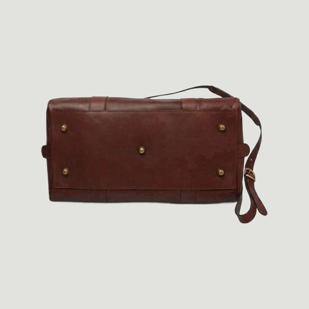 Borsa da viaggio in pelle marrone con tasca frontale e borchie metalliche