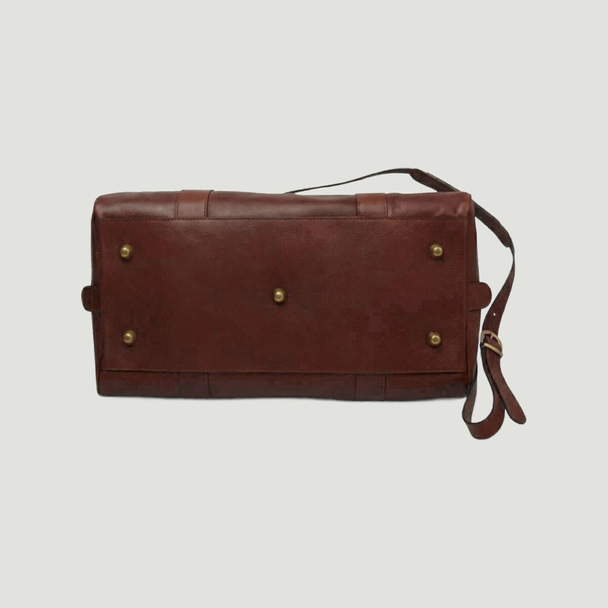 Borsa da viaggio in pelle marrone con tasca frontale e borchie metalliche