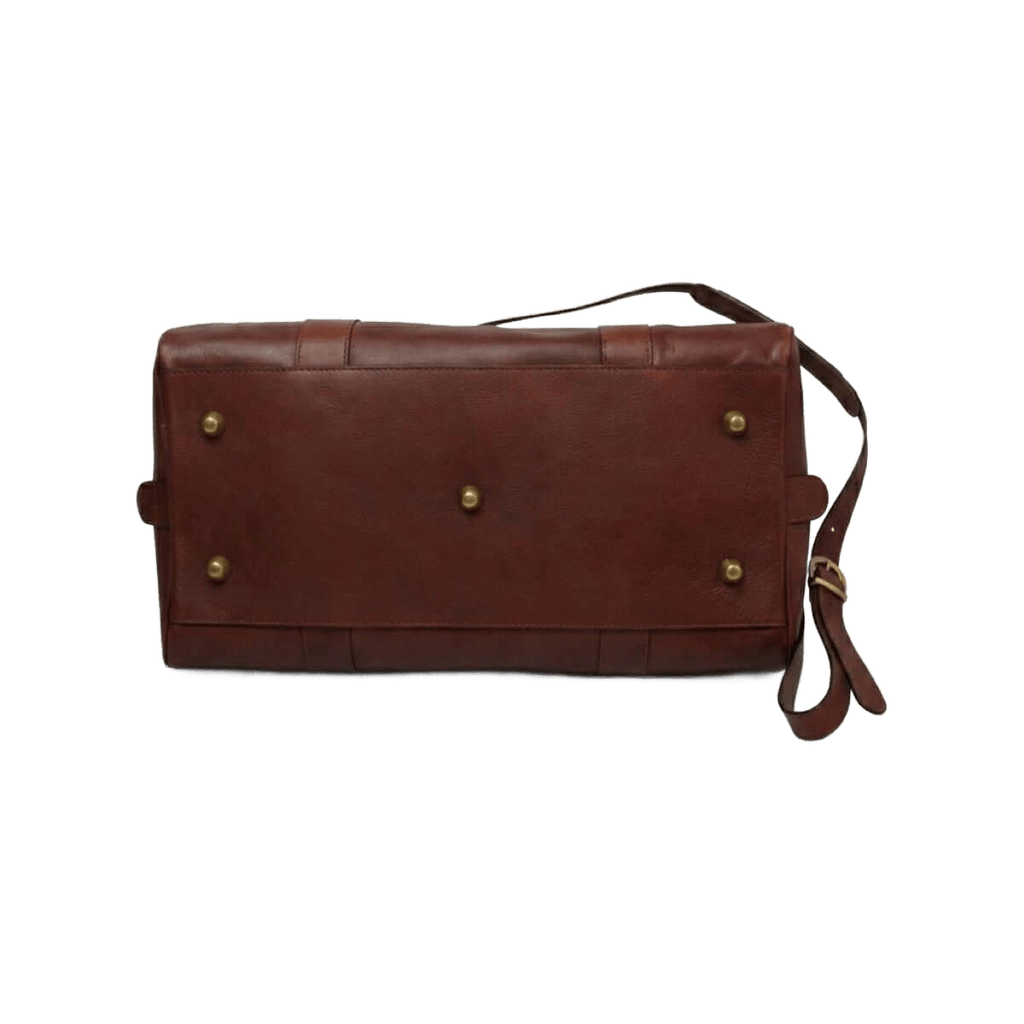 Borsa da viaggio in pelle marrone con tasca frontale e borchie, tracolla laterale