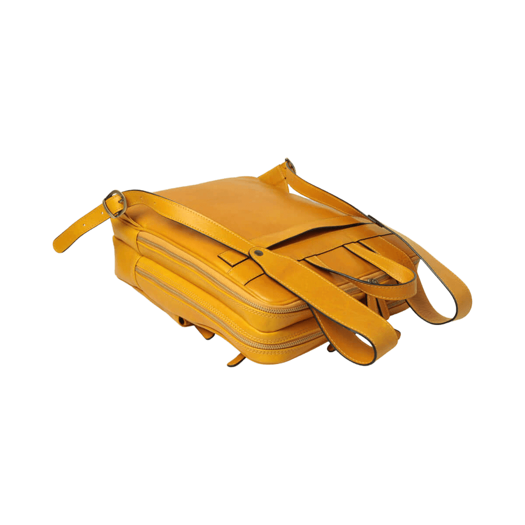 Zaino in pelle giallo ocra con apertura e scomparti interni
