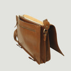 Borsa messenger in pelle marrone con patta, tracolla e interno chiaro visibile