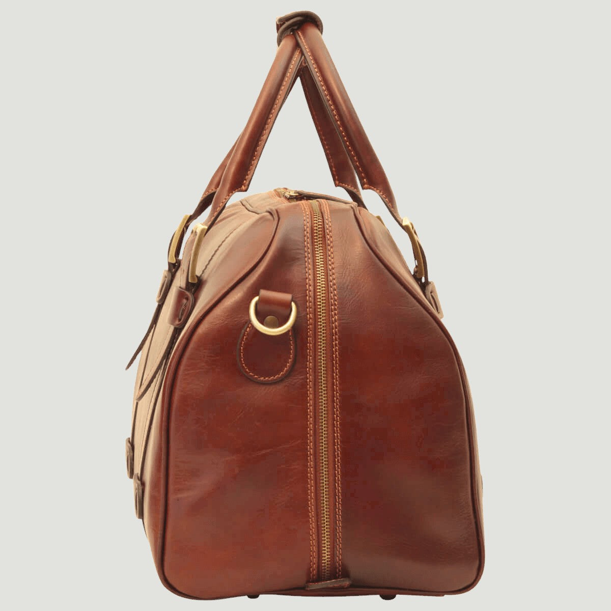 Borsone da viaggio in pelle marrone con zip laterale e manico ad anello.