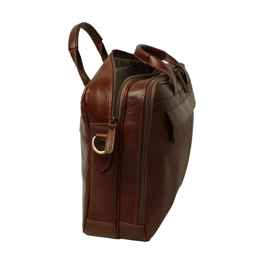 Borsa per laptop in pelle marrone vista laterale con tracolla e fibbia frontale.
