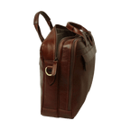Borsa per laptop in pelle marrone vista laterale con tracolla e fibbia frontale.