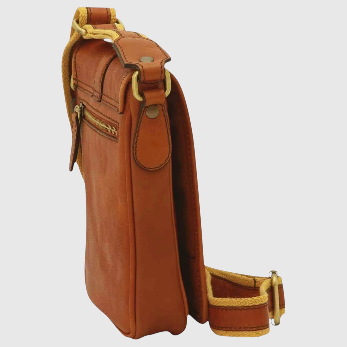 Borsa a tracolla in pelle cuoio vista laterale, chiusura a fibbia e tracolla