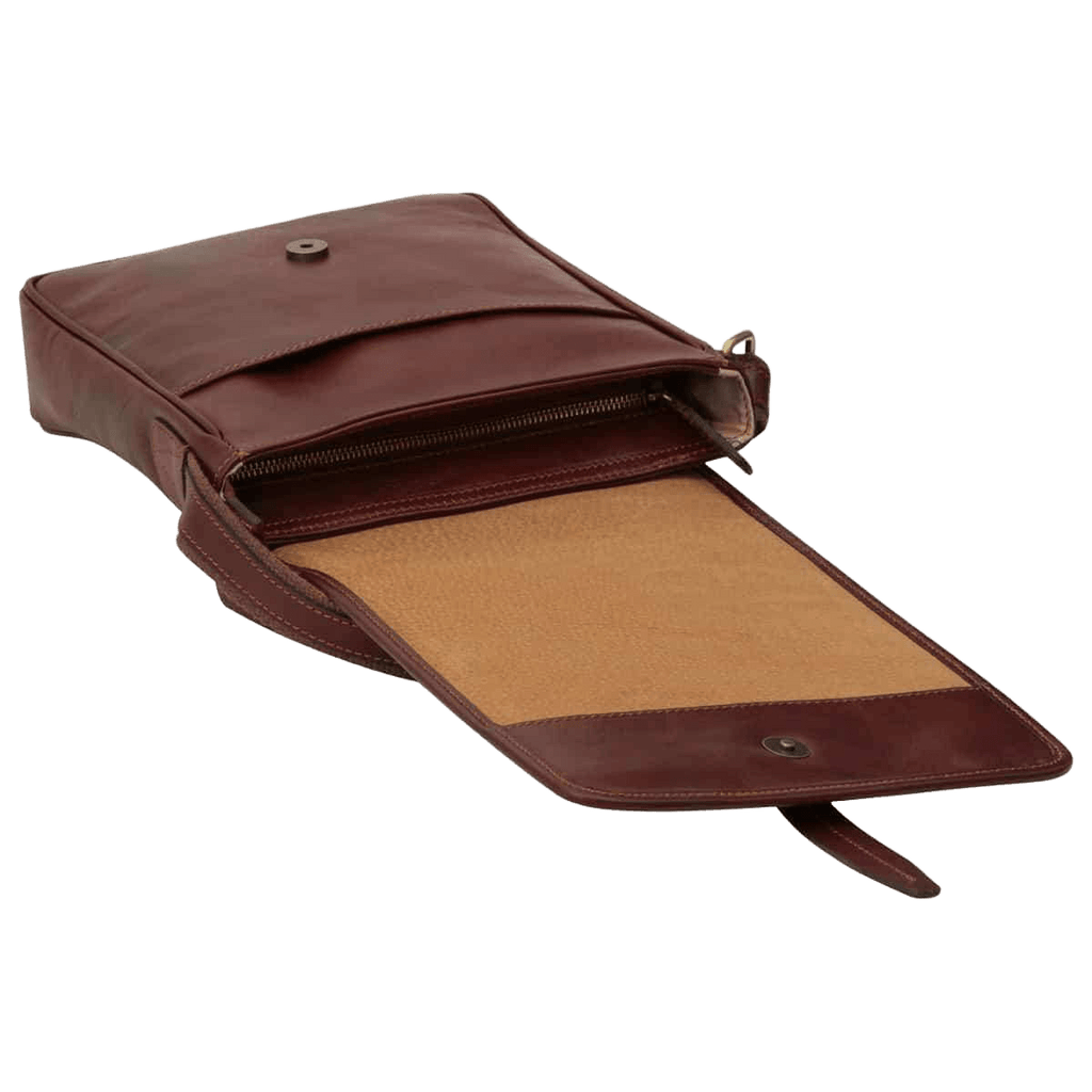 Borsa marrone con patta aperta e chiusura magnetica, apertura a zip e fodera.