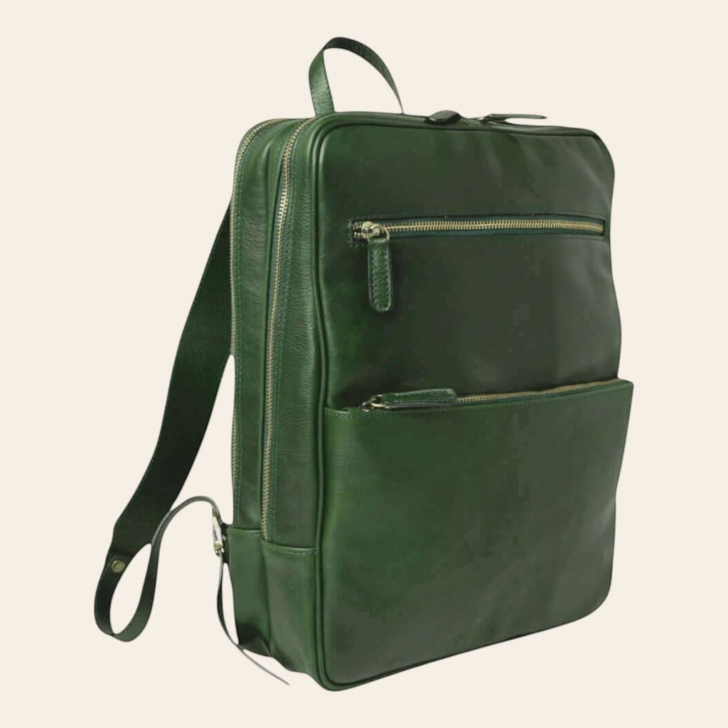 Mochila de piel de becerro en color verde, vista de tres cuartos con dos bolsillos frontales y dos compartimentos con cremallera
