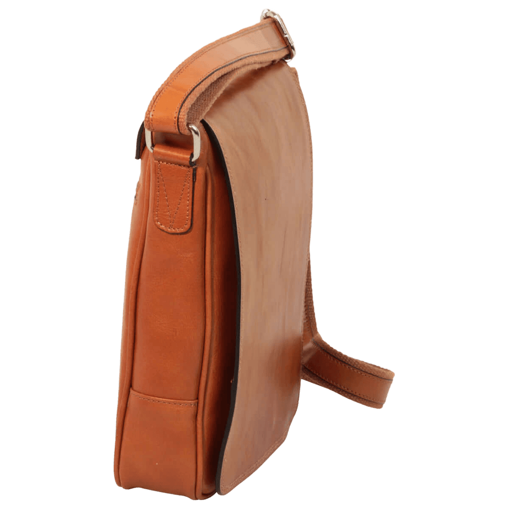 Borsa in pelle marrone per iPad vista laterale, tracolla e tasca frontale.