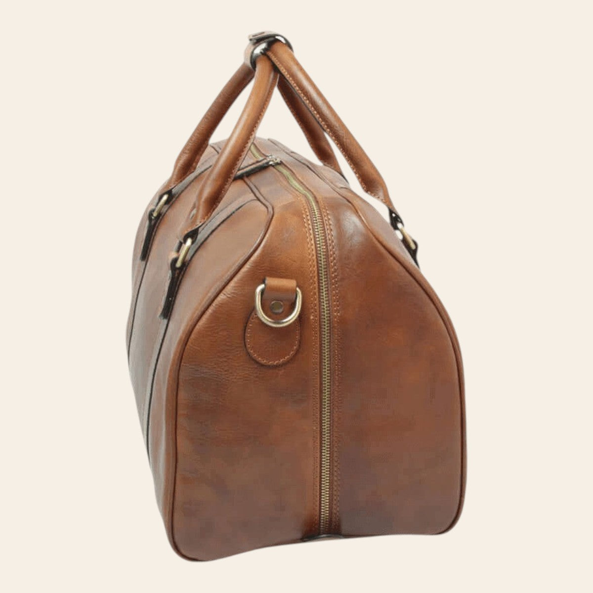 Borsa da viaggio in pelle di vitello color castagna, vista laterale con zip perimetrale, anello per tracolla e doppi manici
