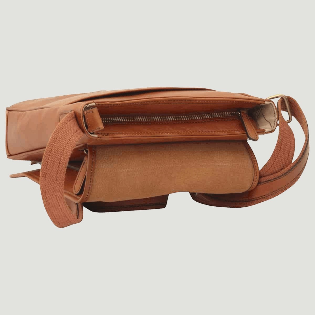 Messenger in pelle arancione con tasca e zip superiore, cinturino passante laterale