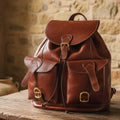 Zaino in pelle marrone con pattina frontale e due tasche applicate