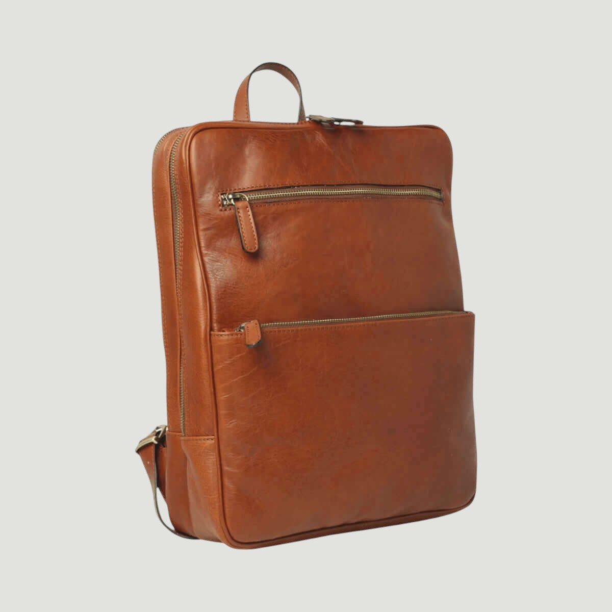 Zaino in pelle marrone con zip frontale e maniglia superiore.