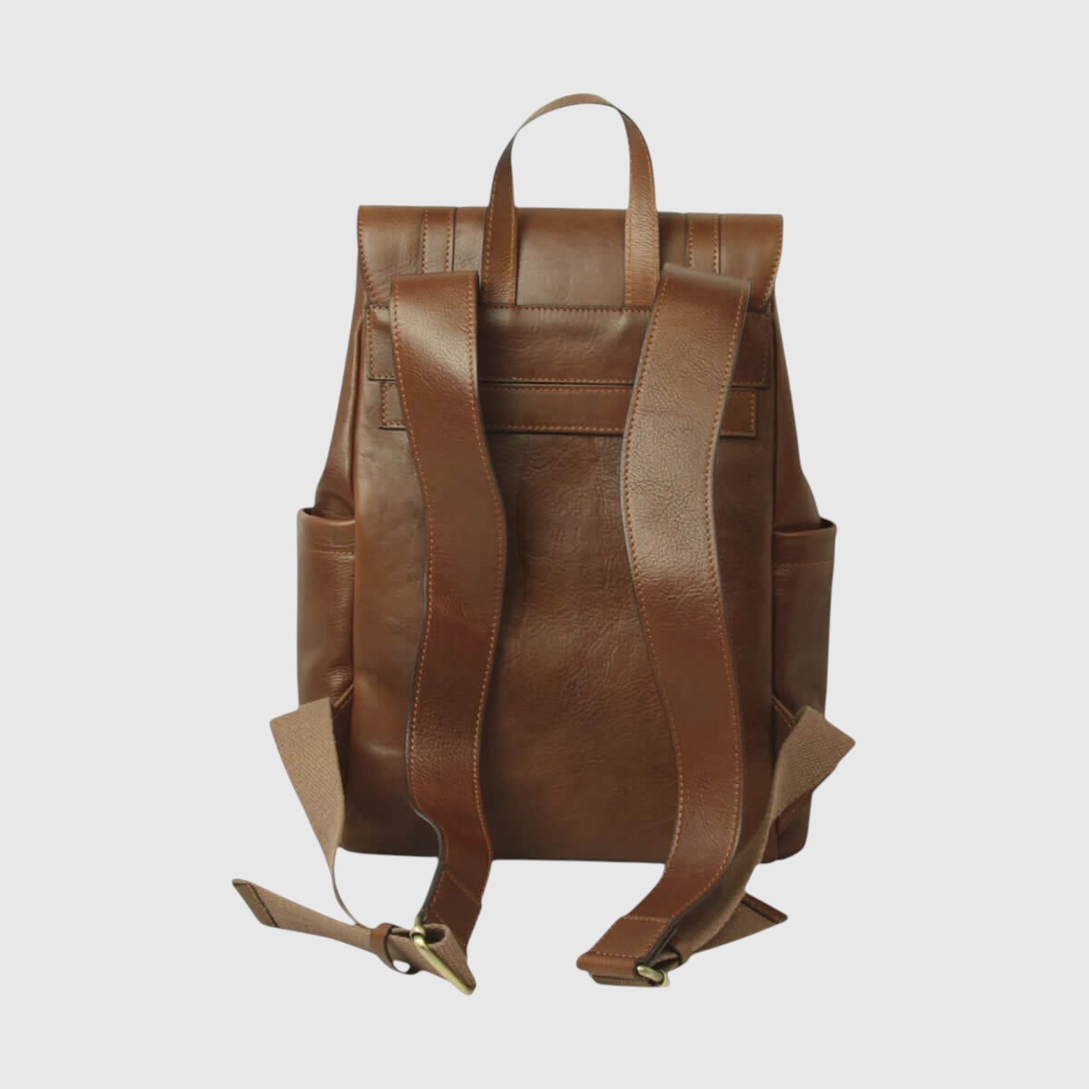 Zaino in pelle marrone con spallacci imbottiti e fascia trolley posteriore.